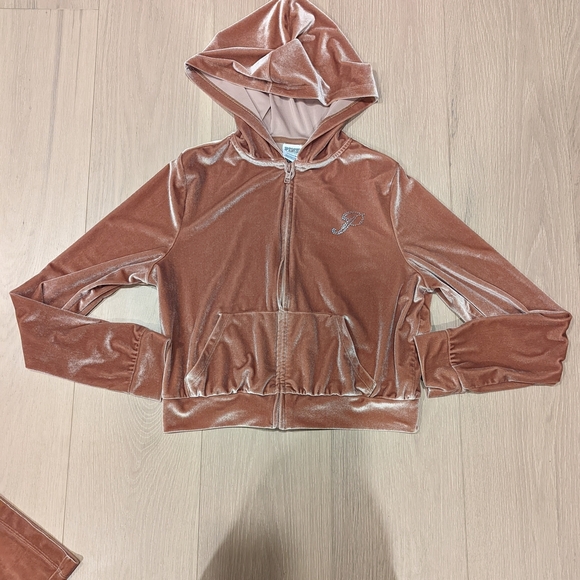 Velvet Tracksuit in Shimmering Brown - Picture 5 of 12